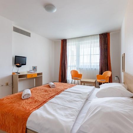 Hotel And Park Divoka Voda Pozsony Kültér fotó